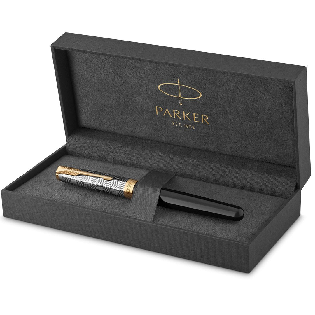 PK  51 Deluxe Fountain Pen with Plum Barrel and Gold-Plated Attributes and Medium Nib in 18 Carat Gold with Black Ink Cartridge in Gift Box