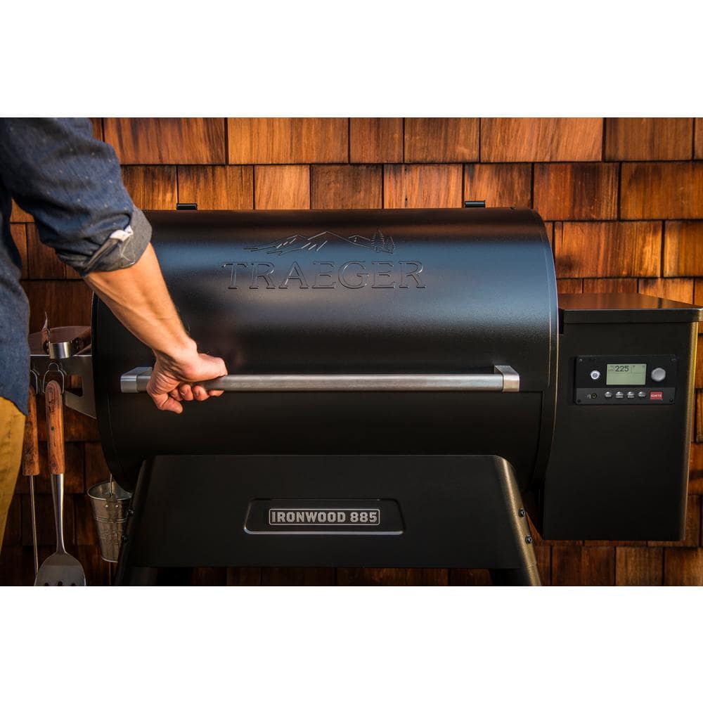 Ironwood 885 Wifi Pellet Grill and Smoker in Black