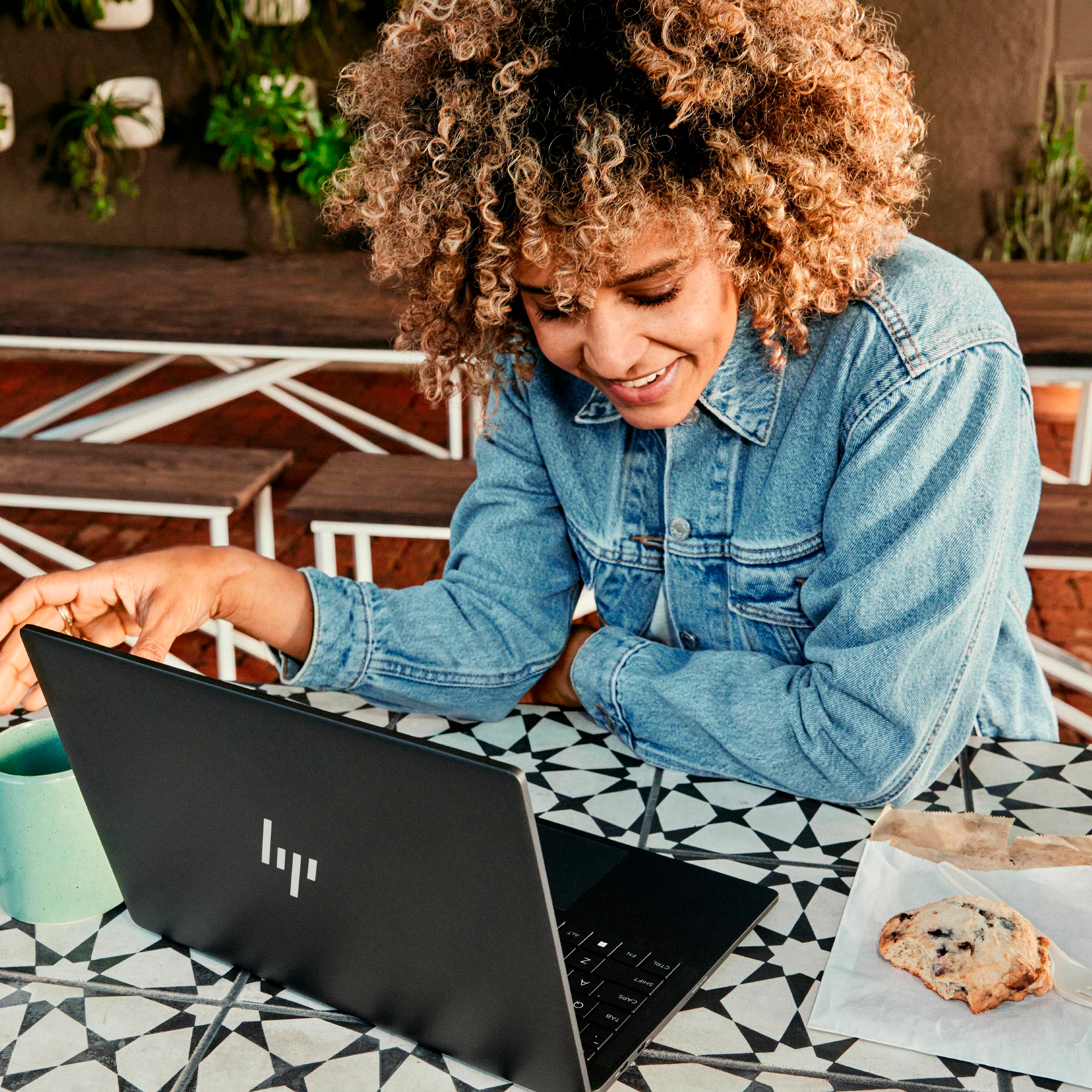 HP - Dragonfly Pro 14" Wide Ultra XGA Touch-Screen Laptop - AMD Ryzen 7 - 32GB Memory - 1TB SSD - Sparkling Black