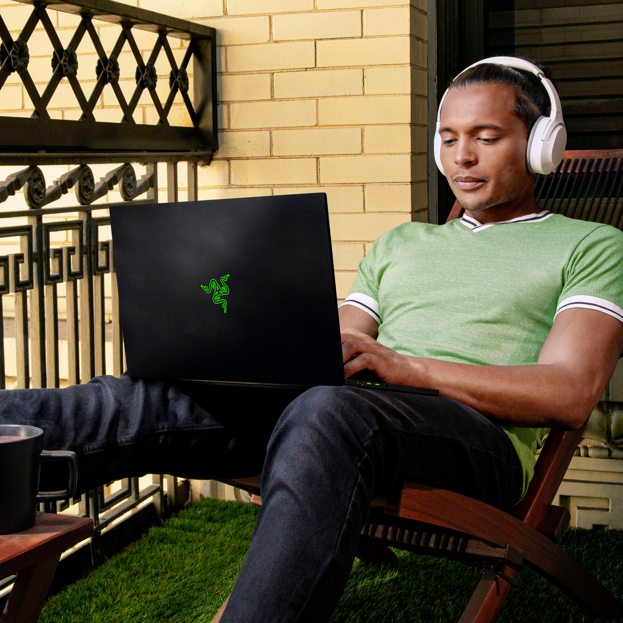 Razer - Blade 14- 14" Gaming Laptop- QHD 165Hz- AMD Ryzen 9 6900HX- NVIDIA GeForce RTX 3070 Ti- 16GB RAM- 1TB SSD - Black