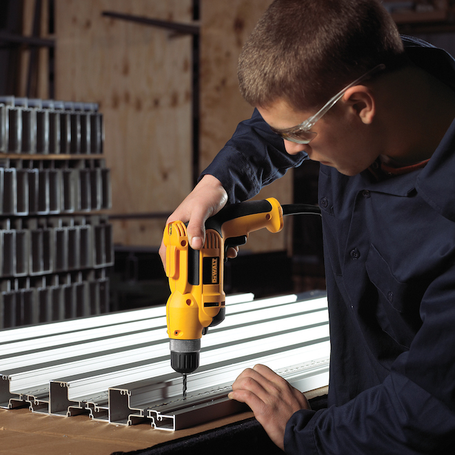 Dewalt 3/8-in VSR Keyless Corded Pistol Grip Drill Kit – 8-amp Motor – 2500 RPM – Variable-Speed Trigger