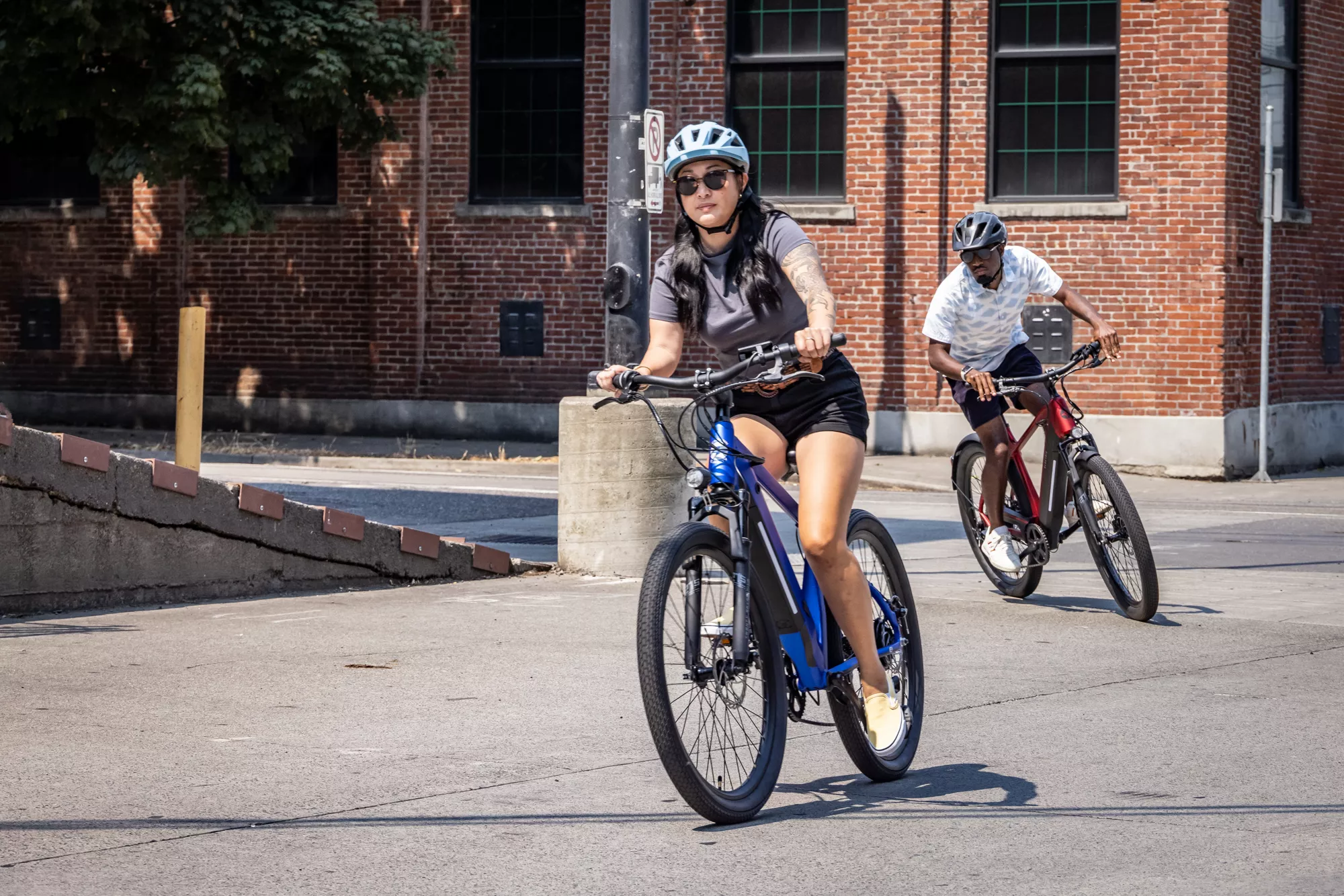 Schwinn Adult Marshall 27.5�� Step-Thru Electric Hybrid Bike